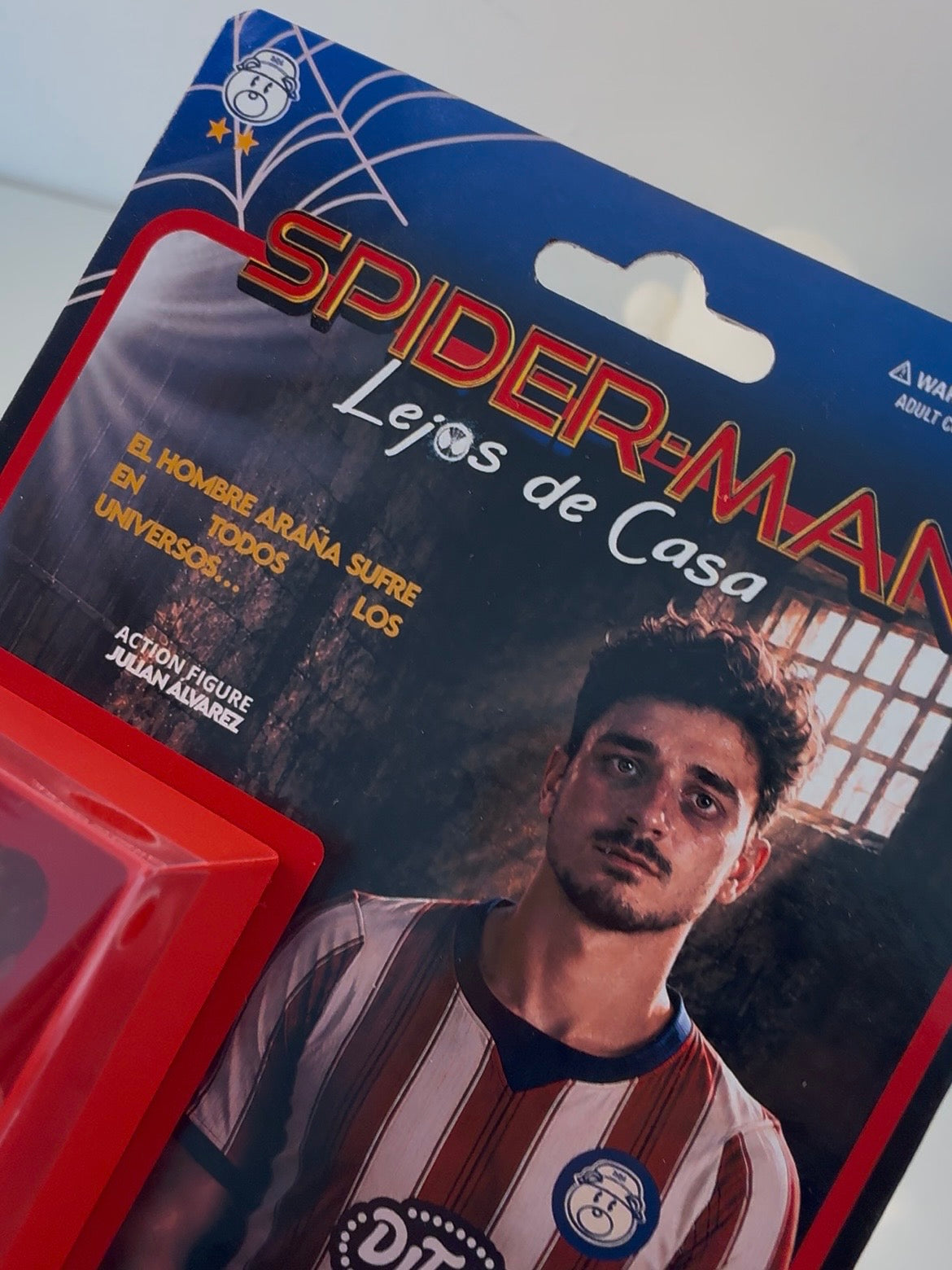 Figura Coleccionable "Julián, Lejos de Casa"